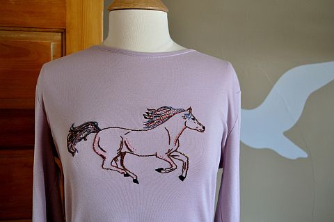 T-shirt embroidered with a running horse.