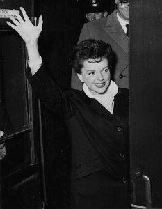 Judy Garland waving to crowd in London.
